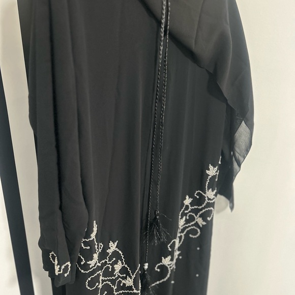 Elegant Black Embroidered Abaya with matching Scarf - Picture 8 of 8